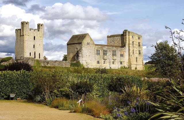 Helmsley Castle Logo