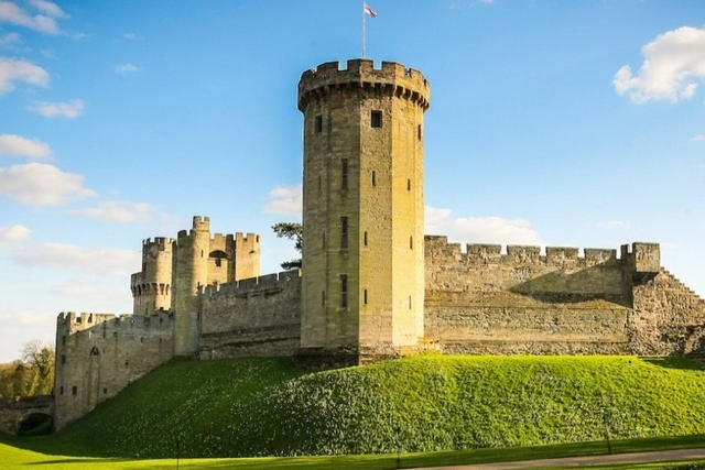 Warwick Castle Logo