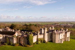 Warner Holiday Bodelwyddan castle Logo