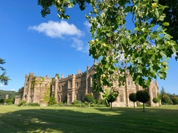 Hampton Court Castle Logo