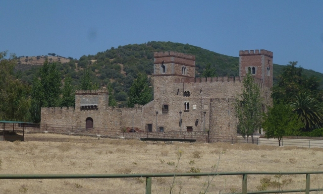 Castillo de la Granja del Toriñuelo Logo