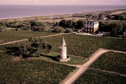 Château La Tour de By Logo